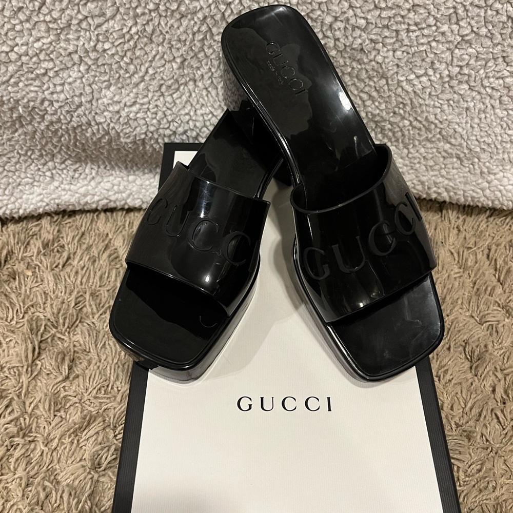 gucci flip flops!   9 size! black color have been used several times!